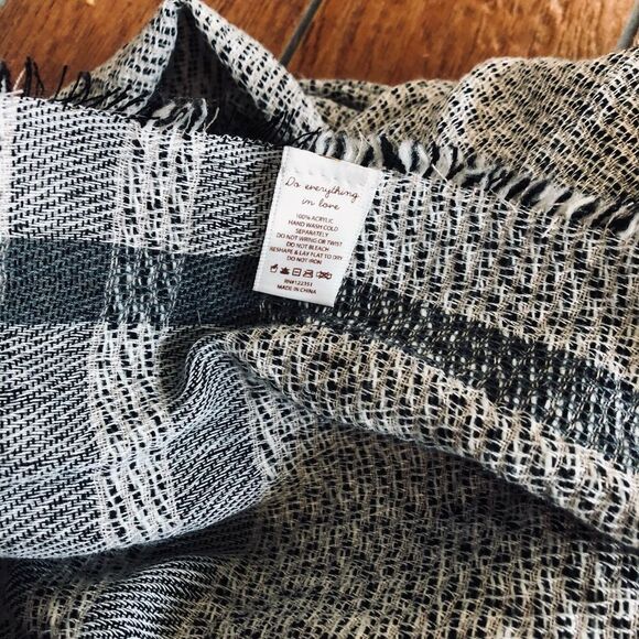 “Do everything in love” Heather Gray Shawl /Scarf - Picture 3 of 3